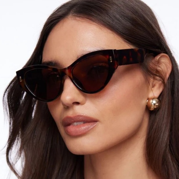 Dynamite Classic Wide Arm Cat-Eye Sunglasses NEW! - Picture 3 of 4